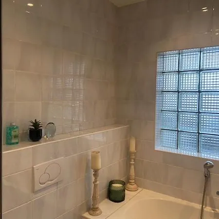 Charming & Spacious Duplex Viewing The Lovely Mas アパート