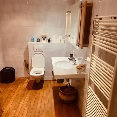 Charming & Spacious Duplex Viewing The Lovely Mas アパート