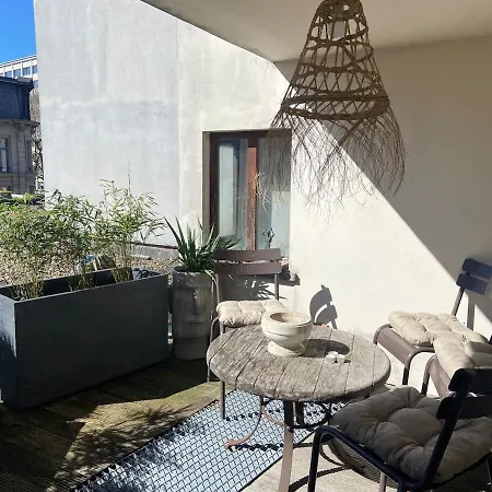 Charming & Spacious Duplex Viewing The Lovely Mas アパート *