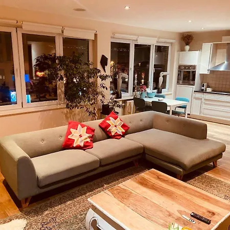 Charming & Spacious Duplex Viewing The Lovely Mas アパート