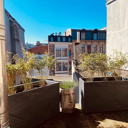 Charming & Spacious Duplex Viewing The Lovely Mas アパート